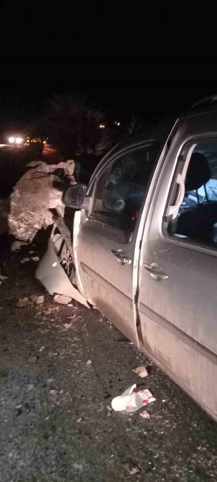 Yamaçtan kopan dev kaya otomobilin üzerine düştü: 2 yaralı