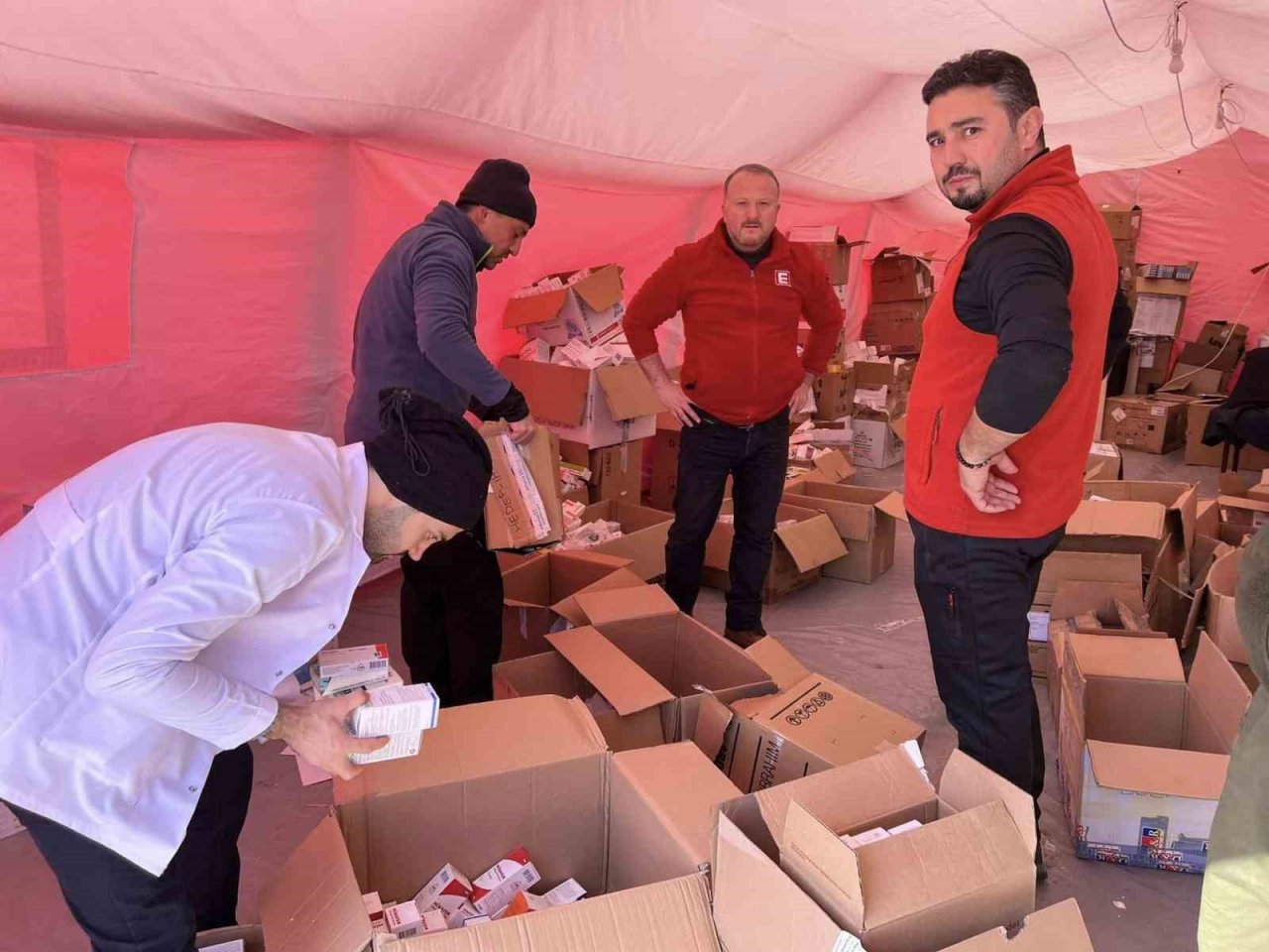 Aydınlı eczacılar depremzedeler için sahada