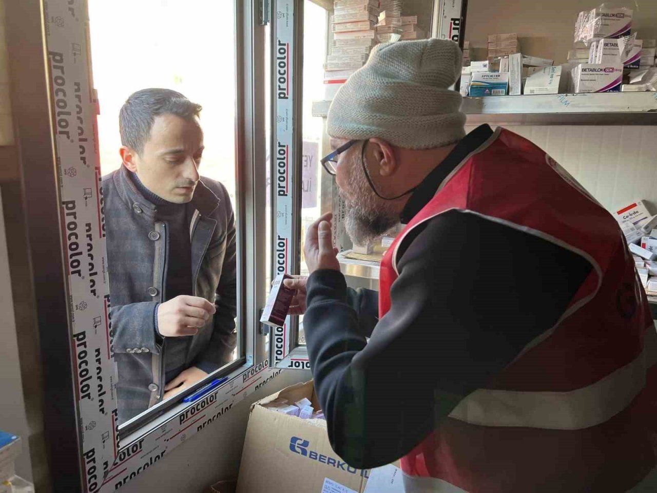 Aydınlı eczacılar depremzedeler için sahada