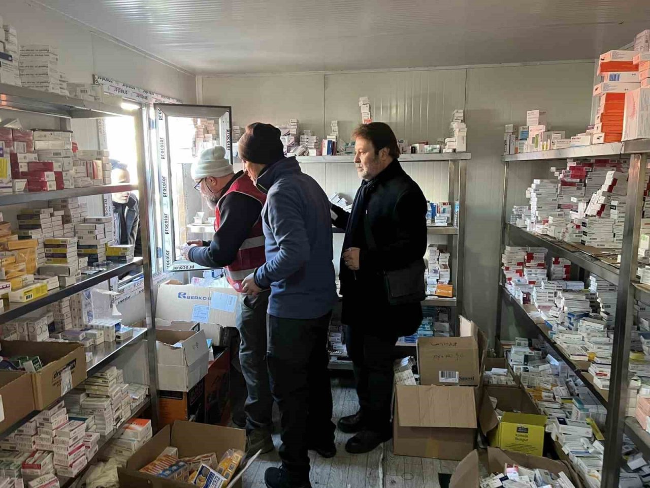 Aydınlı eczacılar depremzedeler için sahada