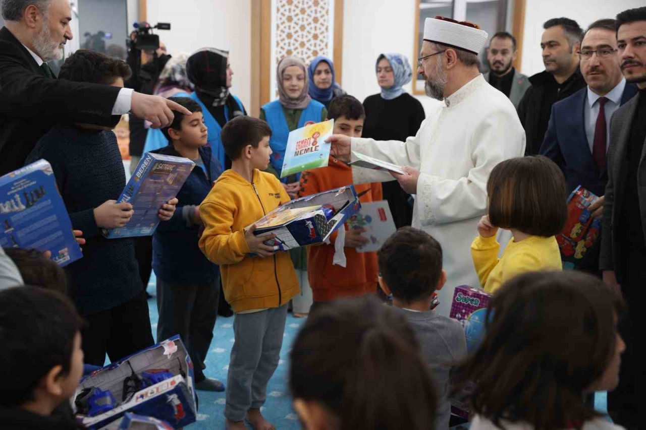 Diyanet İşleri Başkanı Erbaş, Ankara’ya gelen depremzedeleri ziyaret etti
