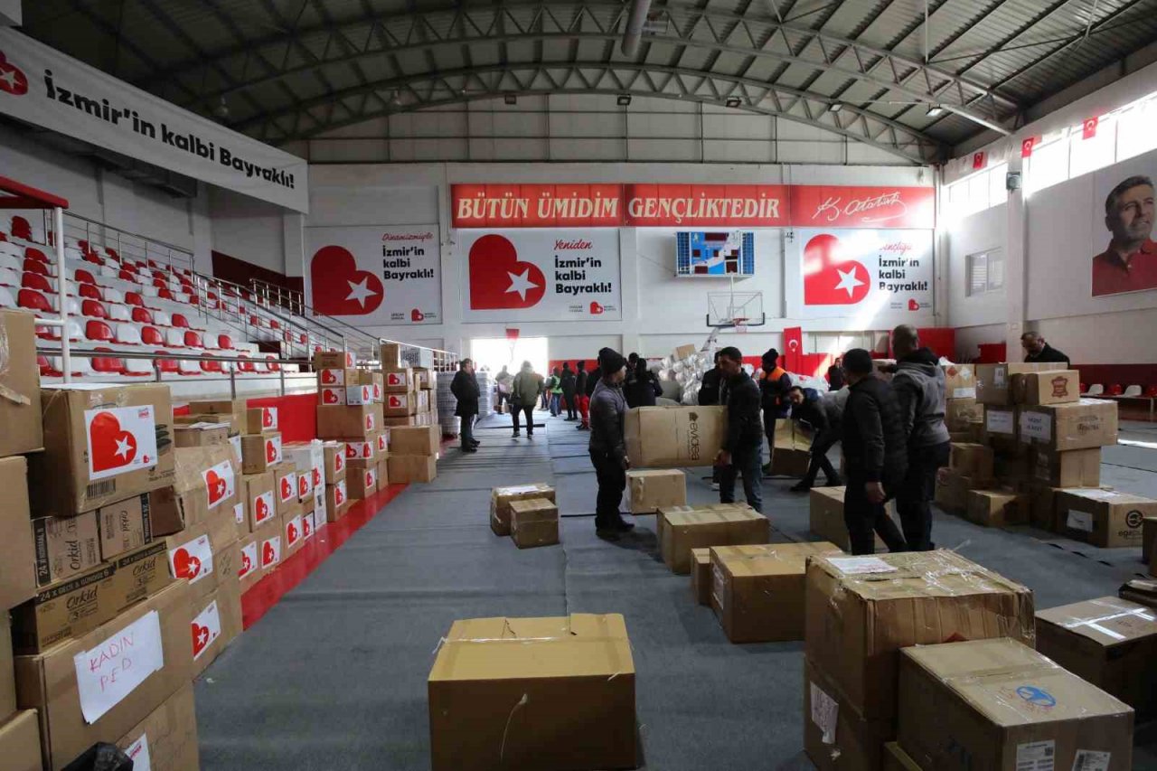 Bayraklı’dan deprem bölgesine 17 tır ve bir büyük kamyon dolusu yardım