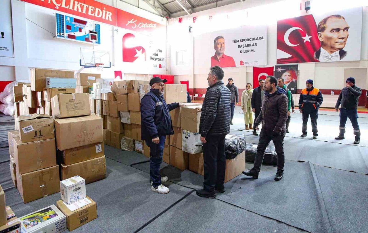 Bayraklı’dan deprem bölgesine 17 tır ve bir büyük kamyon dolusu yardım