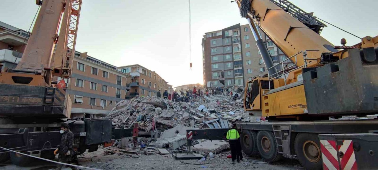 Hatay sokaklarındaki ölüm sessizliği bazen sevinç bazen de hüzünle noktalanıyor