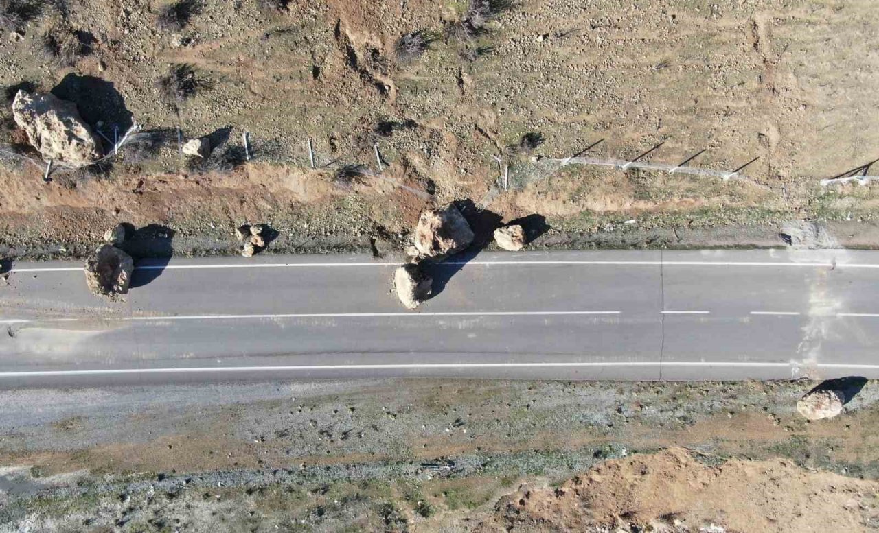 Binaları yıkan deprem doğaya da zara verdi, bölge havadan görüntülendi