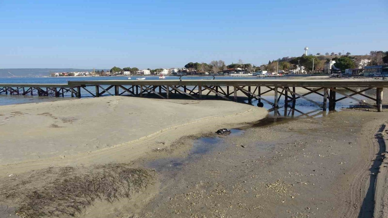 Çanakkale’de deniz 20 metre çekildi