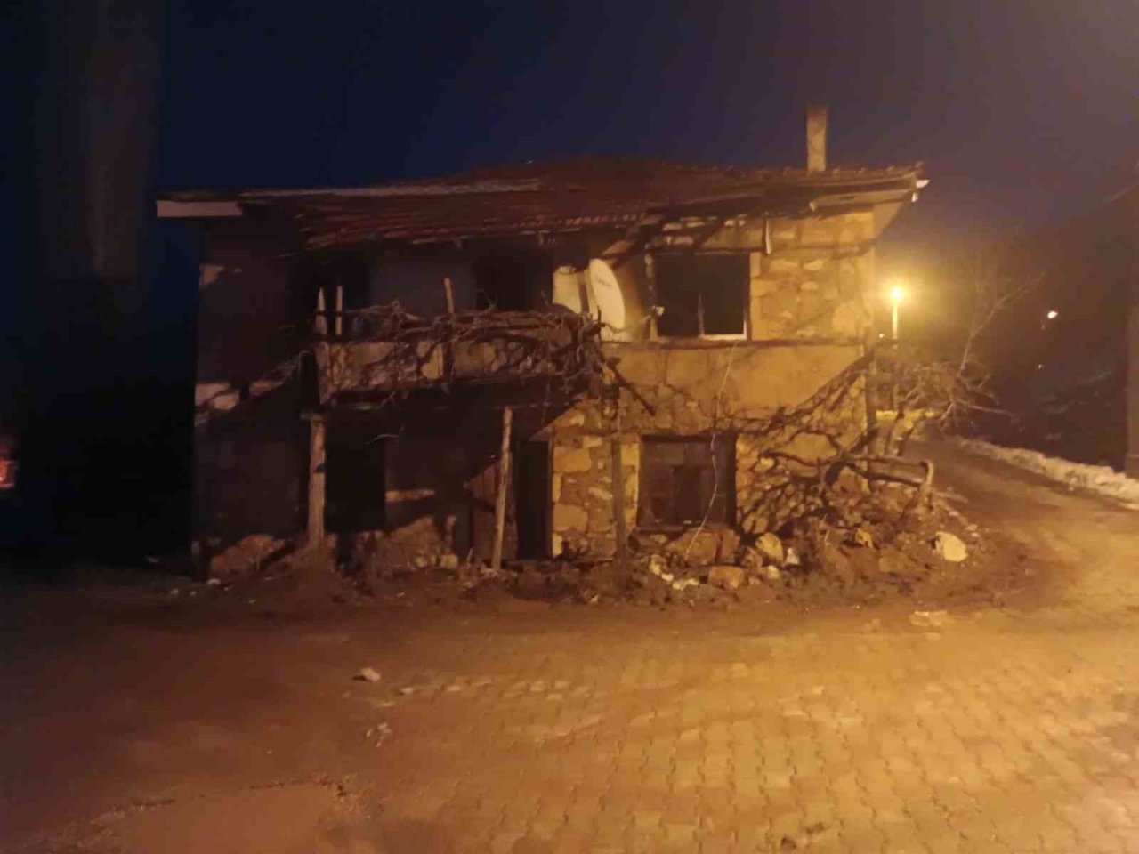 Alevlerin arasında kalan yaşlı adam hayatını kaybetti