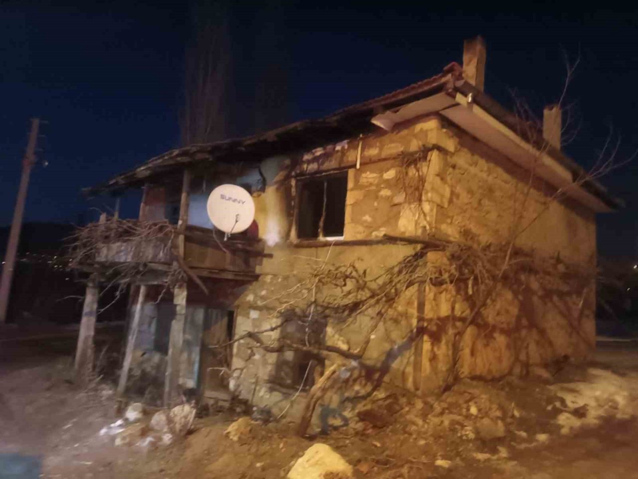 Alevlerin arasında kalan yaşlı adam hayatını kaybetti