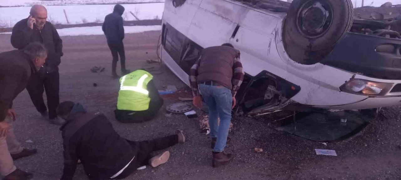 Taklalar atan minibüsteki 6 kişi yaralandı