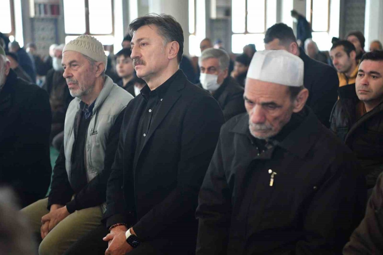 Bahçelievler’de depremde hayatlarını kaybedenler için Mevlid-i Şerif programı düzenledi