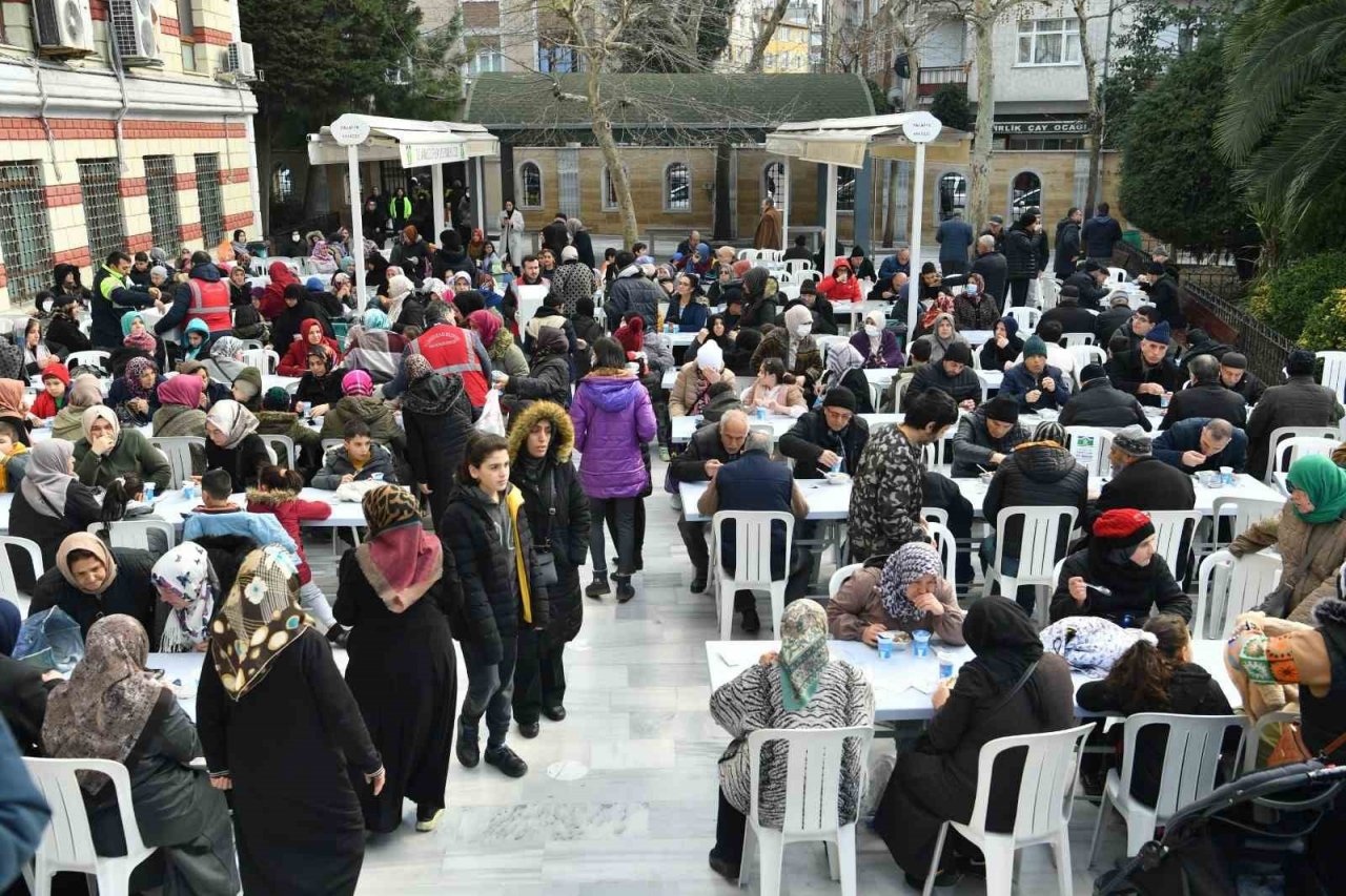 Bahçelievler’de depremde hayatlarını kaybedenler için Mevlid-i Şerif programı düzenledi