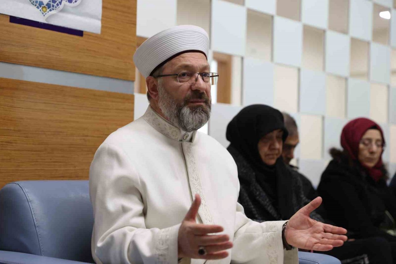 Diyanet İşleri Başkanı Erbaş, Ankara’ya gelen depremzedeleri ziyaret etti