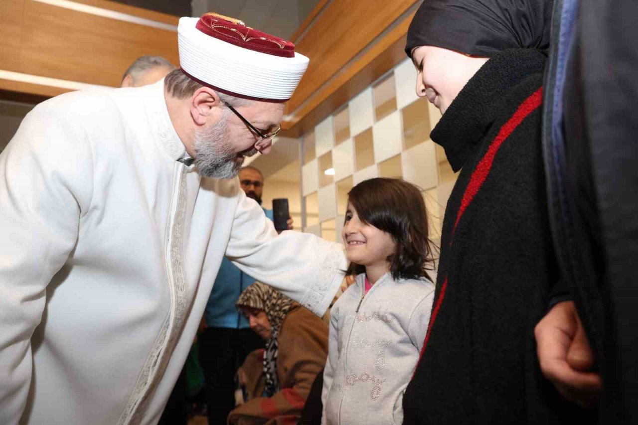 Diyanet İşleri Başkanı Erbaş, Ankara’ya gelen depremzedeleri ziyaret etti