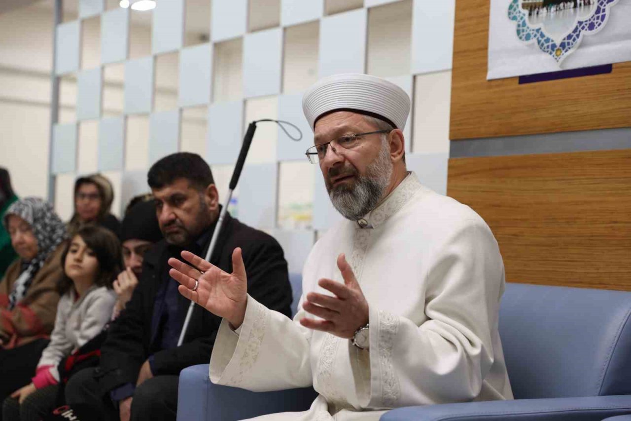Diyanet İşleri Başkanı Erbaş, Ankara’ya gelen depremzedeleri ziyaret etti