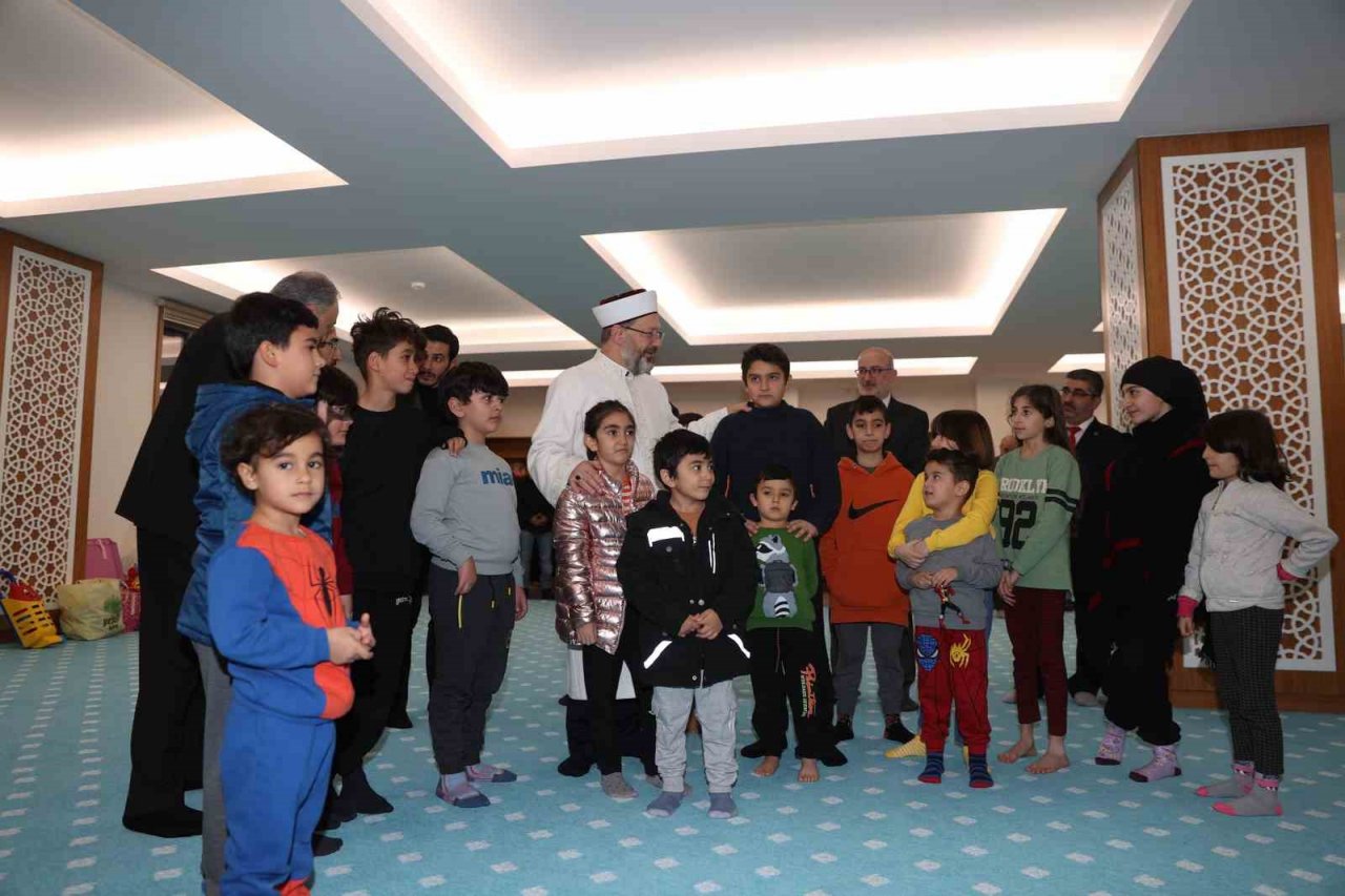 Diyanet İşleri Başkanı Erbaş, Ankara’ya gelen depremzedeleri ziyaret etti