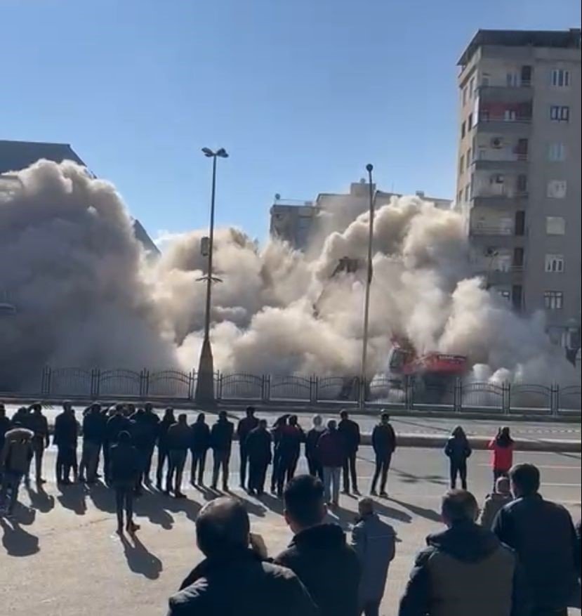 Çökme tehlikesi olan apartman yıkıldı