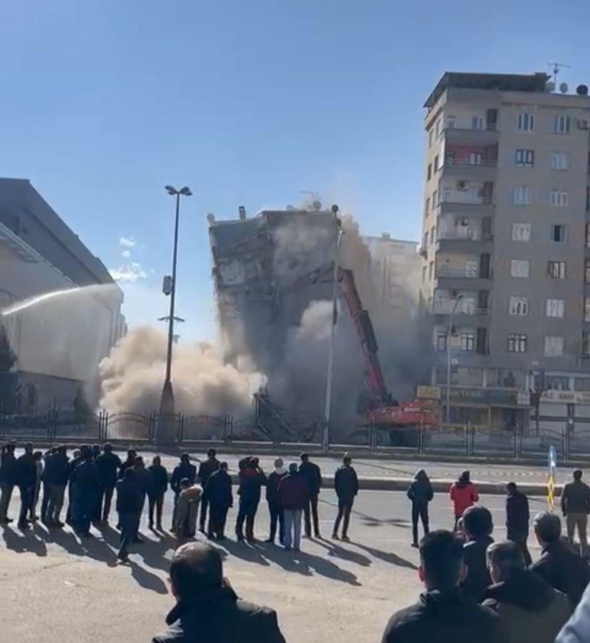 Çökme tehlikesi olan apartman yıkıldı