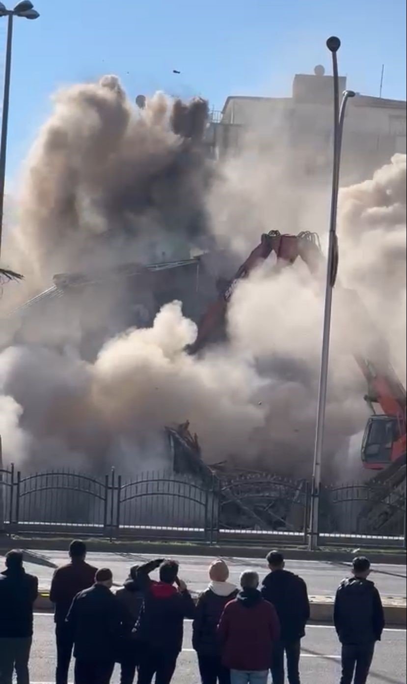 Çökme tehlikesi olan apartman yıkıldı