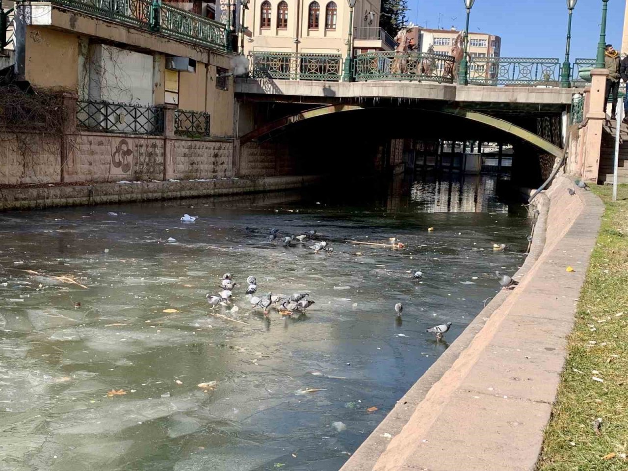 Yer yer donan porsuk çayı çöplüğe döndü