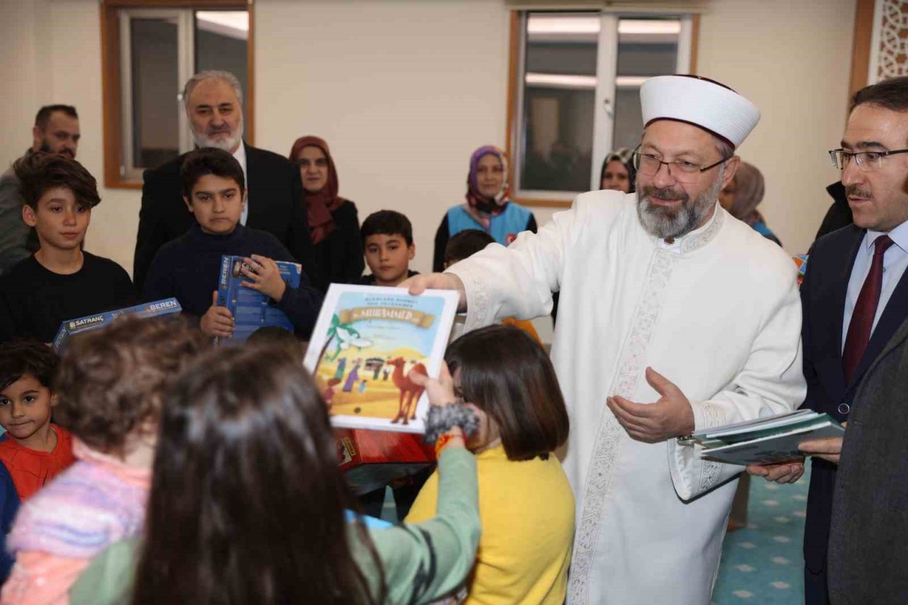 Diyanet İşleri Başkanı Erbaş, Ankara’ya gelen depremzedeleri ziyaret etti