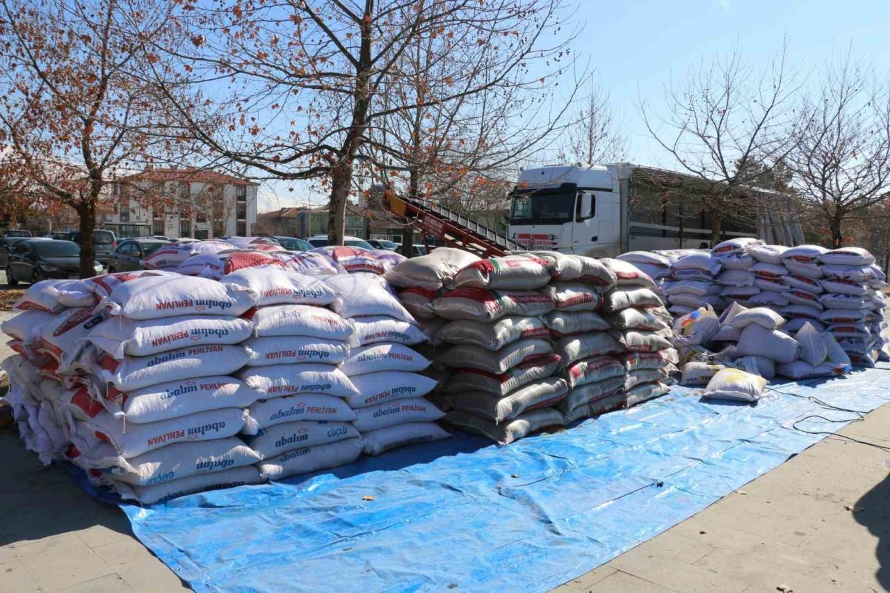 Erzincan’dan Malatya’da ki hayvan üreticilerine yem desteği