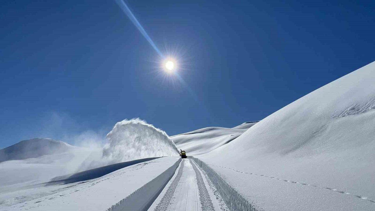 Hakkari’de karla mücadele çalışması devam ediyor