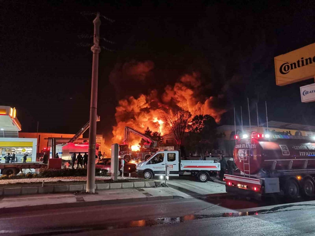 İzmir’de lastik bayisindeki yangına müdahale sürüyor