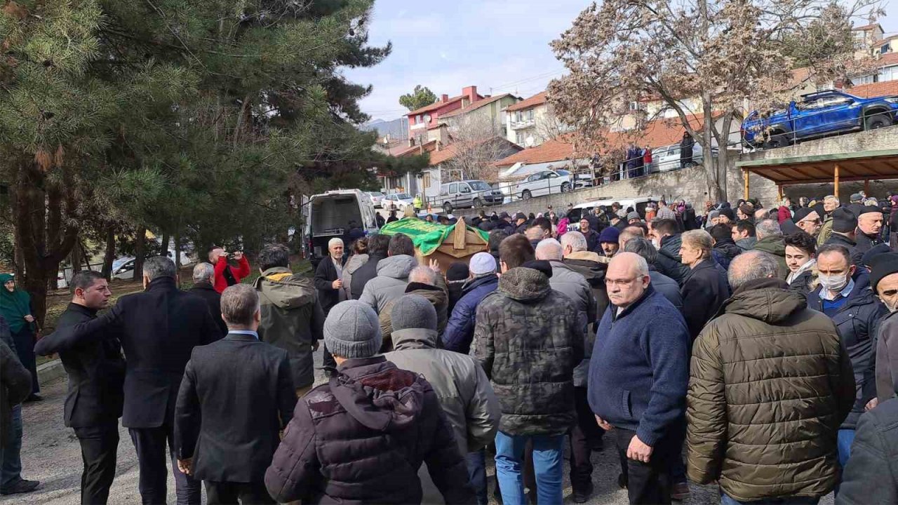 Depremde hayatını kaybeden öğretmen Karabük’te defnedildi