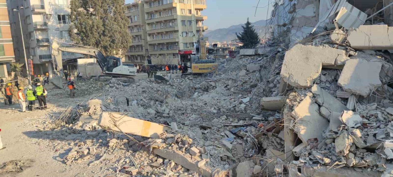 Hatay sokaklarındaki ölüm sessizliği bazen sevinç bazen de hüzünle noktalanıyor