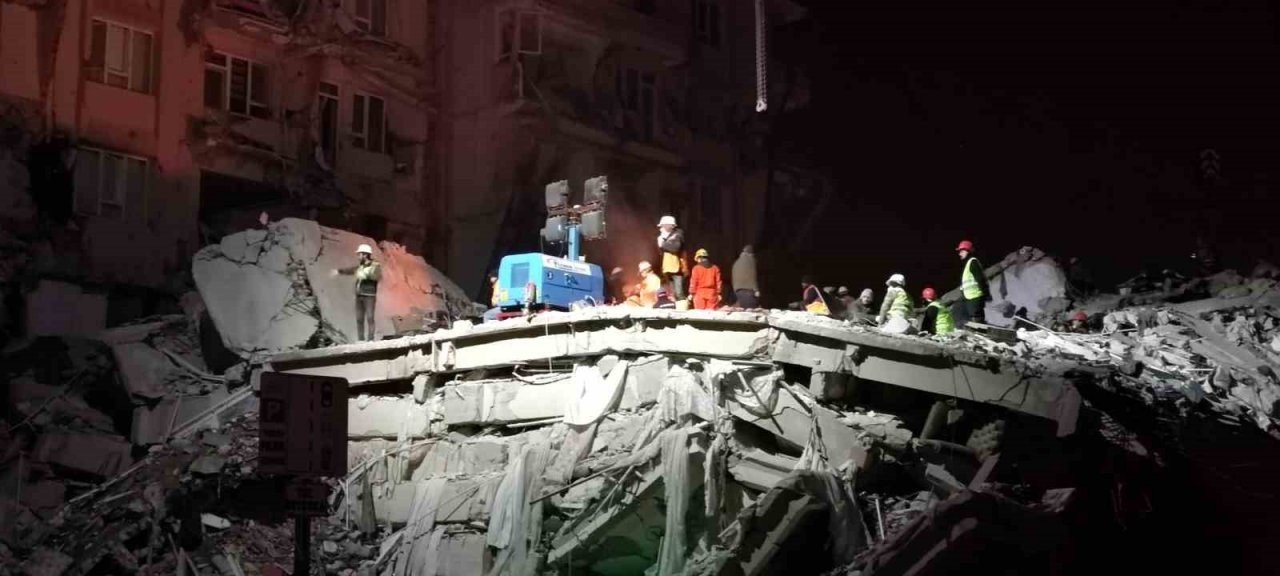 Hatay sokaklarındaki ölüm sessizliği bazen sevinç bazen de hüzünle noktalanıyor