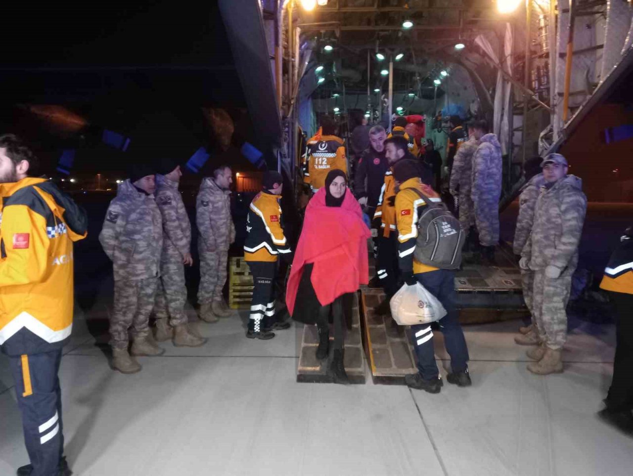 Adana’daki yaralı 49 depremzede ve 25 refakatçi Türk Silahlı Kuvvetleri’ne ait uçakla İstanbul’a getirildi