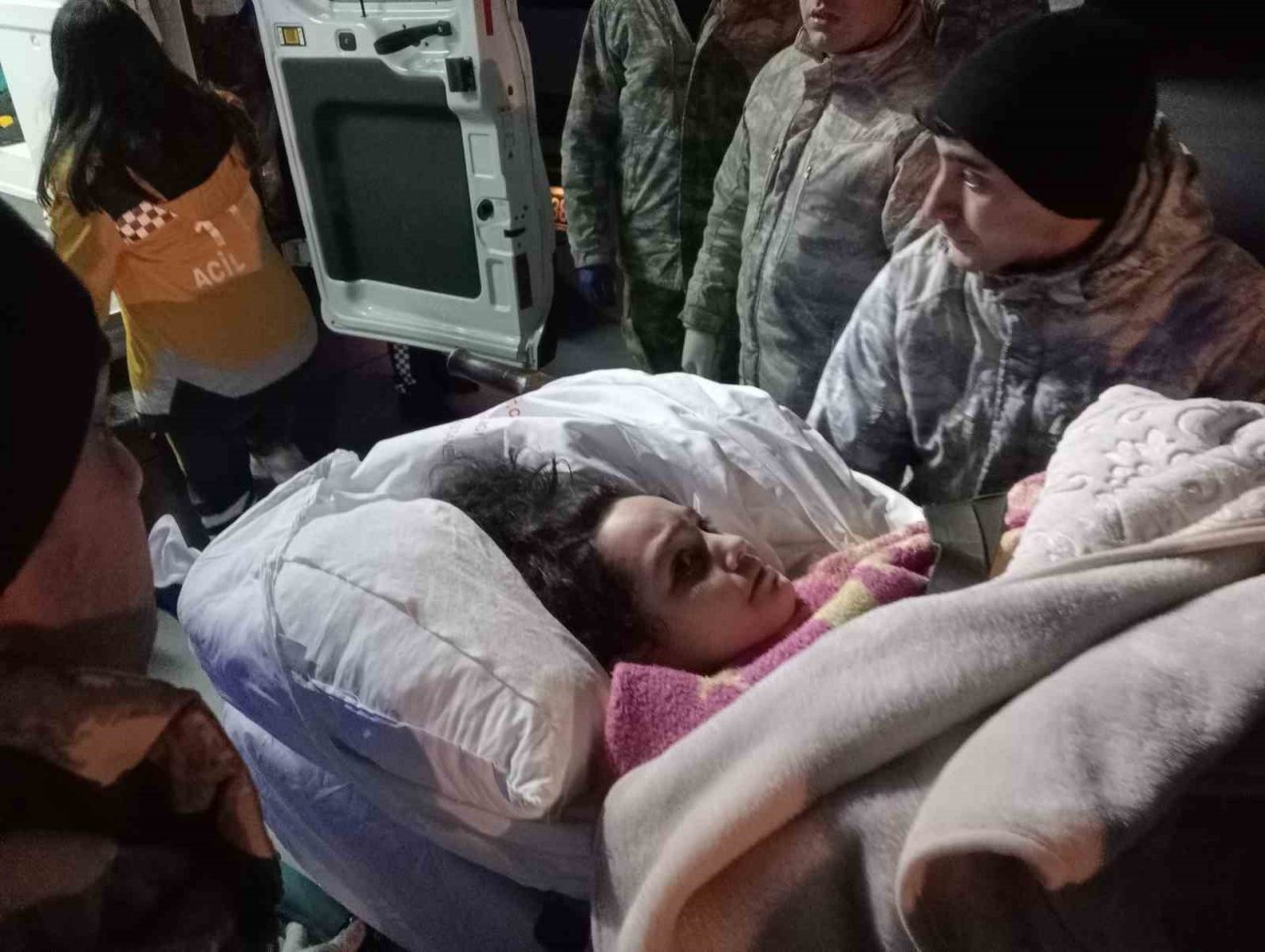 Adana’daki yaralı 49 depremzede ve 25 refakatçi Türk Silahlı Kuvvetleri’ne ait uçakla İstanbul’a getirildi