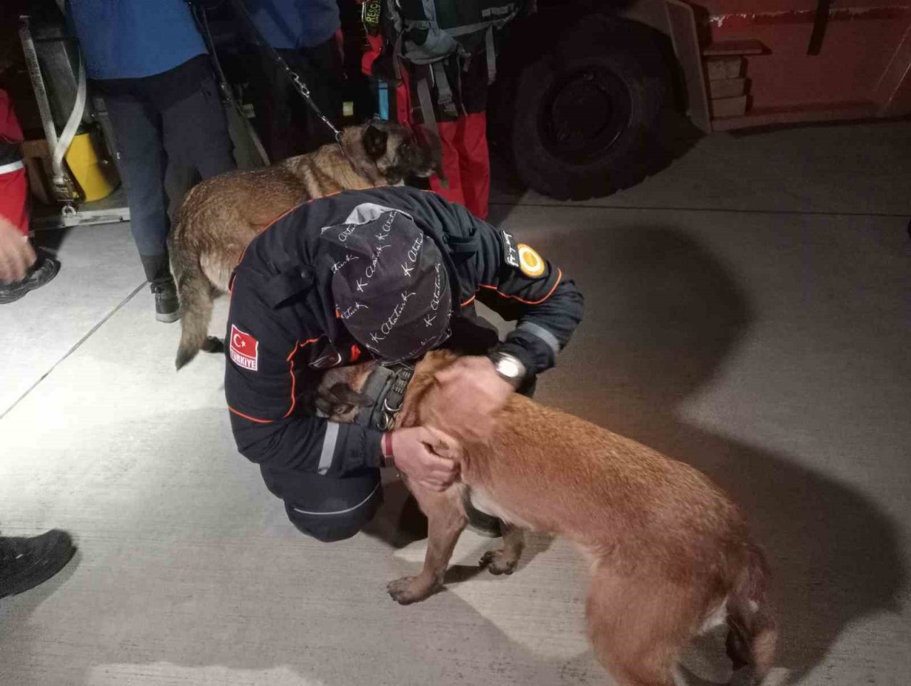 Adıyaman’daki deprem bölgesinde çalışan İspanyol ekip Türk Silahlı Kuvvetleri’ne ait uçakla İstanbul’a getirildi