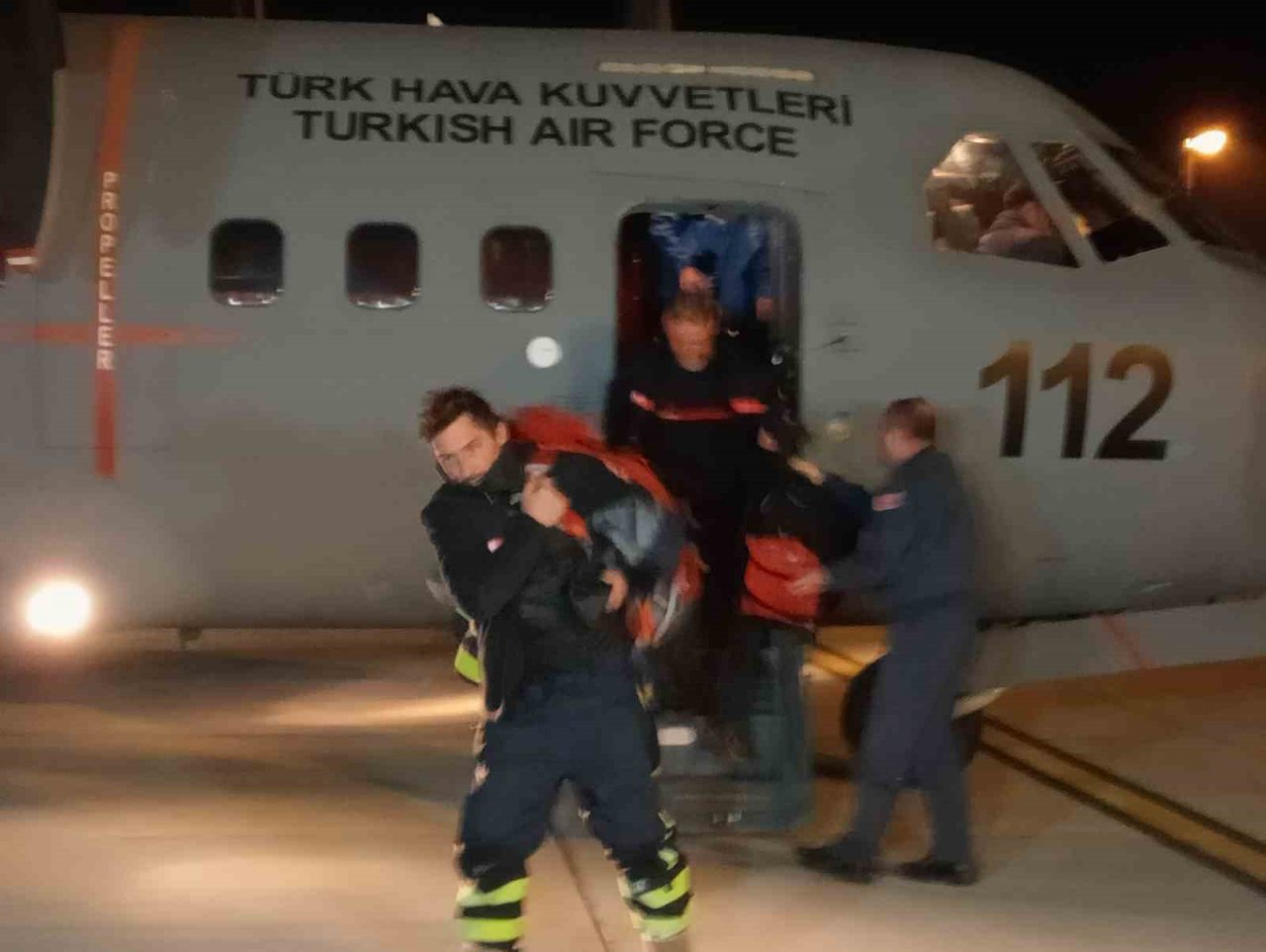 Adıyaman’daki deprem bölgesinde çalışan İspanyol ekip Türk Silahlı Kuvvetleri’ne ait uçakla İstanbul’a getirildi