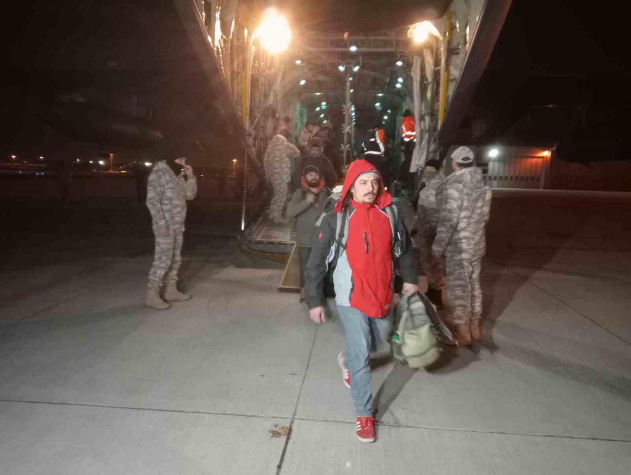 Adana’daki deprem bölgesinde çalışmalara katılan 60 kişilik askeri ve sivil ekip Türk Silahlı Kuvvetleri’ne ait uçakla İstanbul’a getirildi