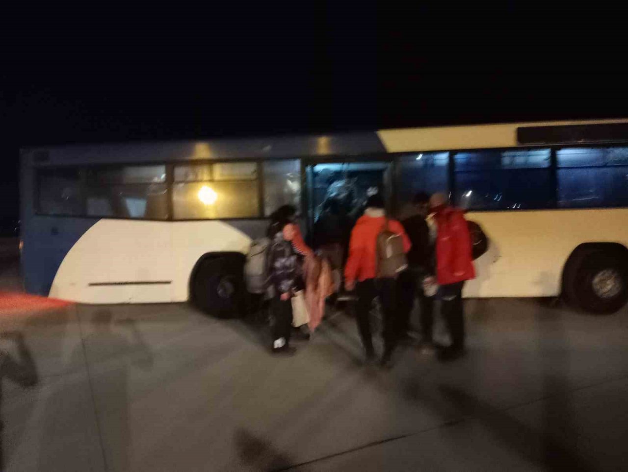 Adana’daki deprem bölgesinde çalışmalara katılan 60 kişilik askeri ve sivil ekip Türk Silahlı Kuvvetleri’ne ait uçakla İstanbul’a getirildi