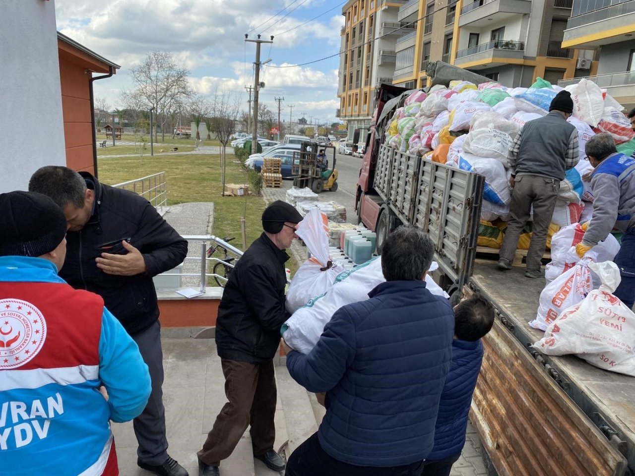Havran’dan bölgeye yardımlar aralıksız sürüyor