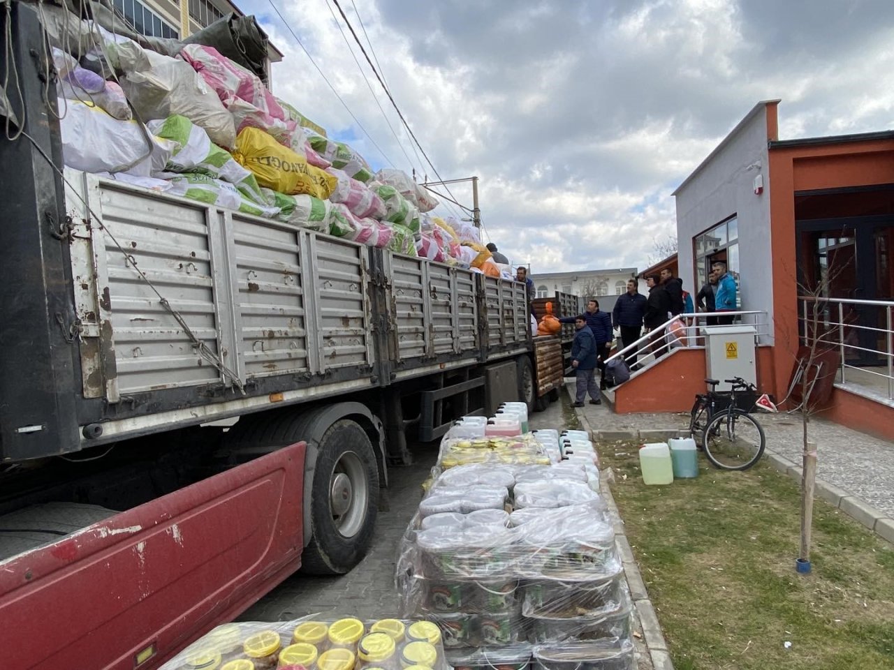 Havran’dan bölgeye yardımlar aralıksız sürüyor