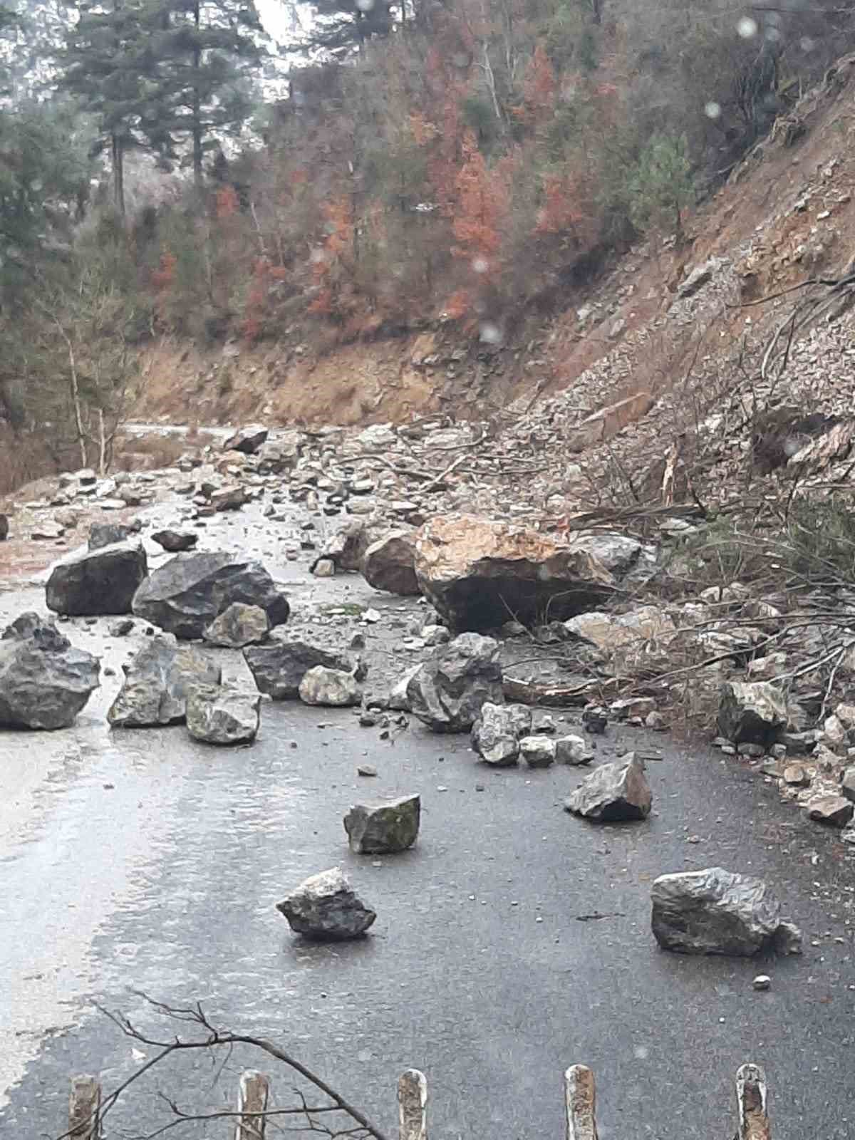 Düziçi’nde deprem sonrası kapanan köy yolları açıldı