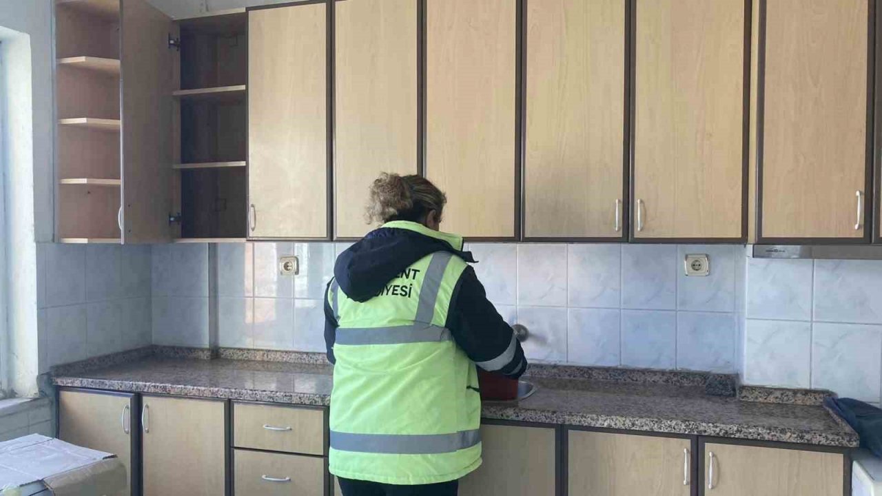 Buharkent Belediyesi ekipleri ilçedeki evleri depremzedeler için hazırlıyor