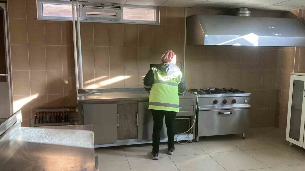 Buharkent Belediyesi ekipleri ilçedeki evleri depremzedeler için hazırlıyor