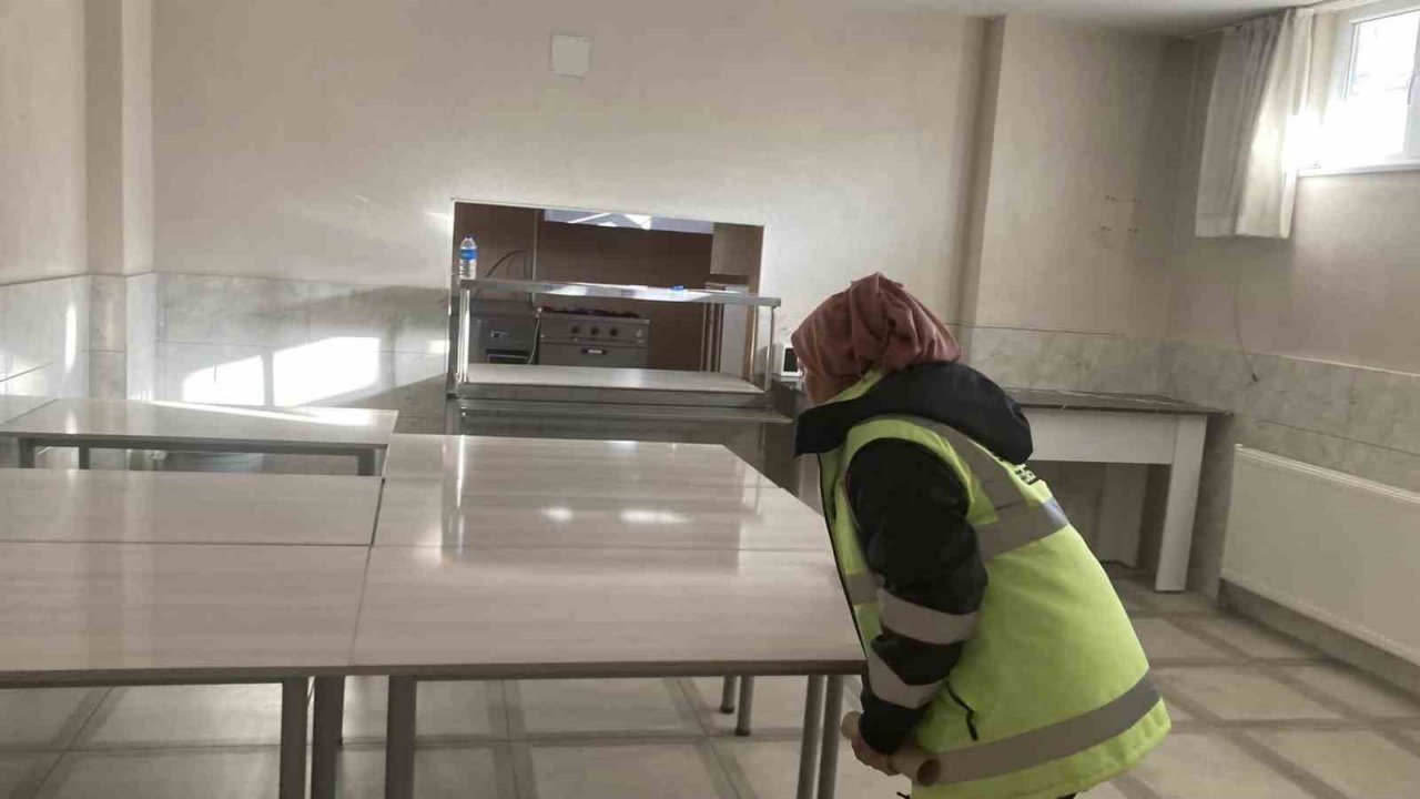 Buharkent Belediyesi ekipleri ilçedeki evleri depremzedeler için hazırlıyor