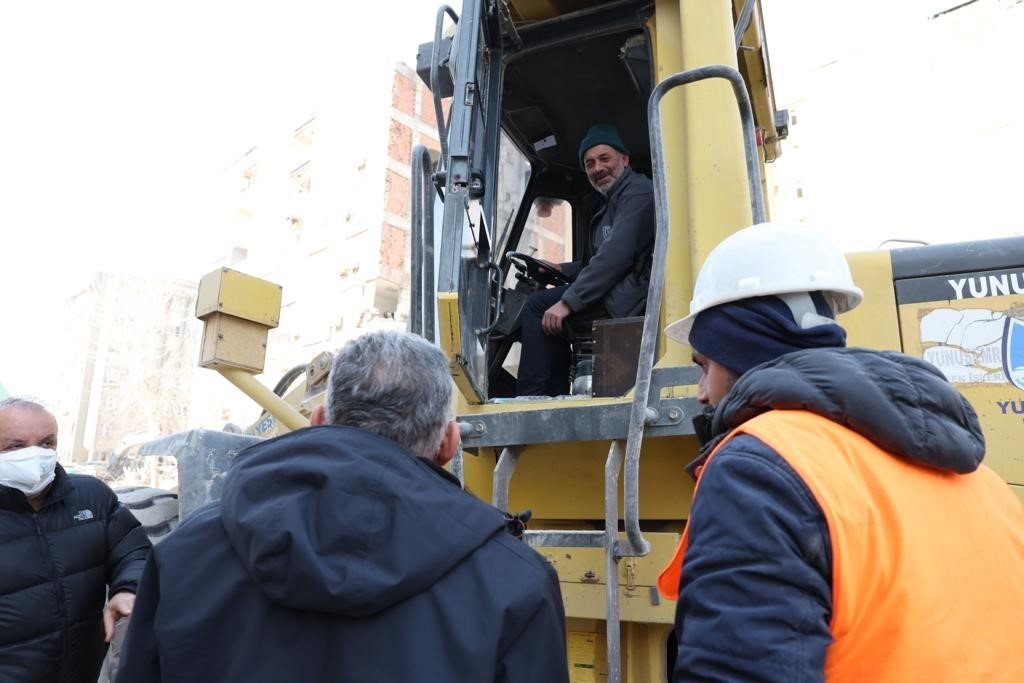 Büyükkılıç: "Kayseri Büyükşehir, deprem bölgesinde temizlik çalışmalarına devam ediyor"