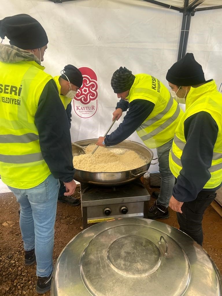 Kayseri Büyükşehirden Günlük 15 Bin Depremzedeye Sıcak Yemek Hizmeti