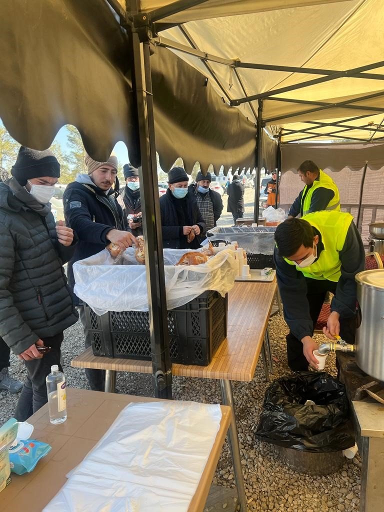 Kayseri Büyükşehirden Günlük 15 Bin Depremzedeye Sıcak Yemek Hizmeti