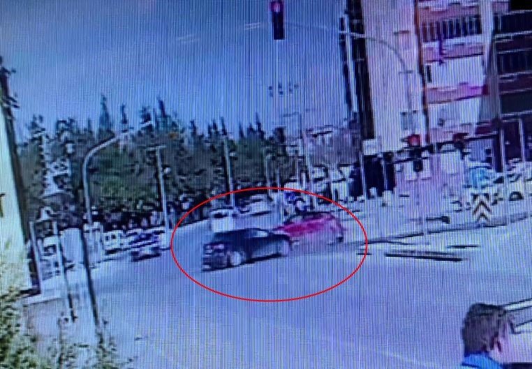 Kırmızı ışık ihlalinin kazayla sonuçlandığı anlar kamerada: 2 yaralı