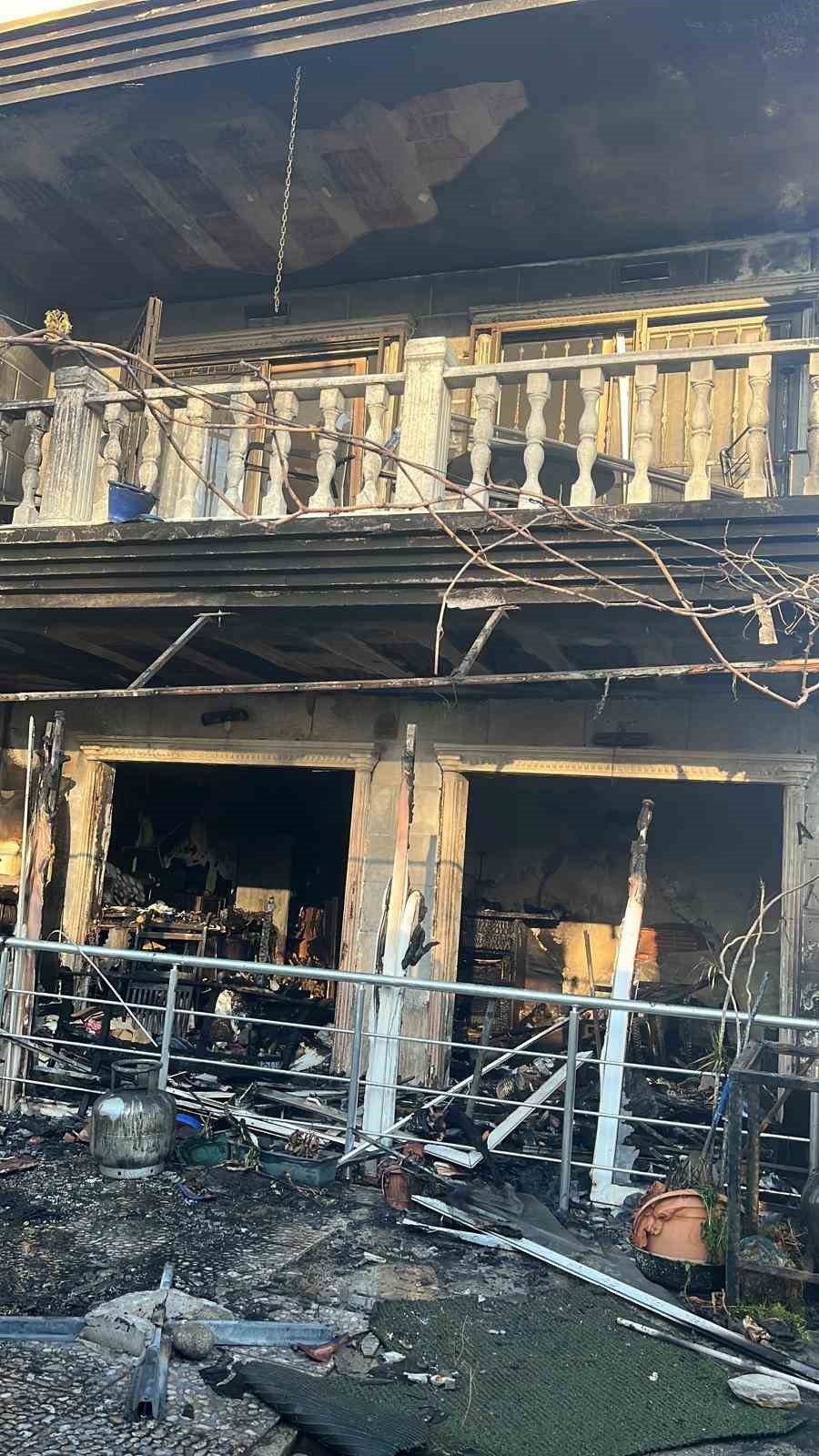 Klimadan çıkan yangın evi küle çevirdi