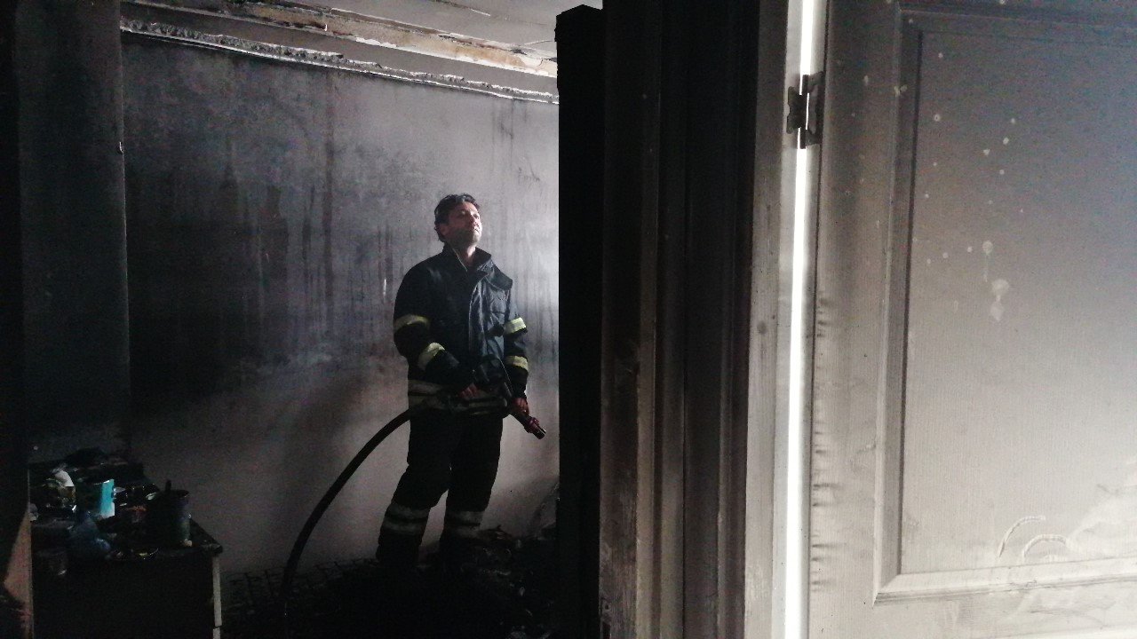 Yangında mahsur kalan özel birey itfaiye ekipleri tarafından kurtarıldı