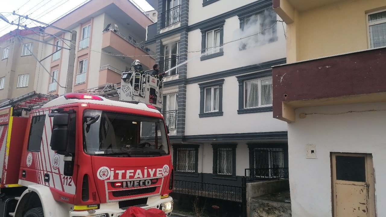 Yangında mahsur kalan özel birey itfaiye ekipleri tarafından kurtarıldı