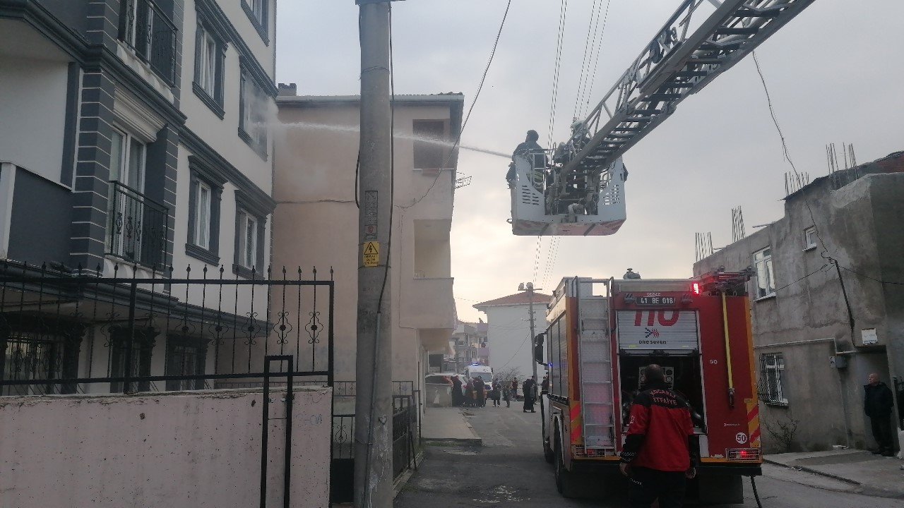 Yangında mahsur kalan özel birey itfaiye ekipleri tarafından kurtarıldı